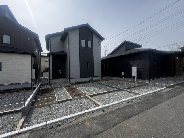 新築　みどり市大間々町大間々全3棟　Blooming　Garden　2号棟の駐車場|現地写真　駐車スペースは並列3台分可能です！
