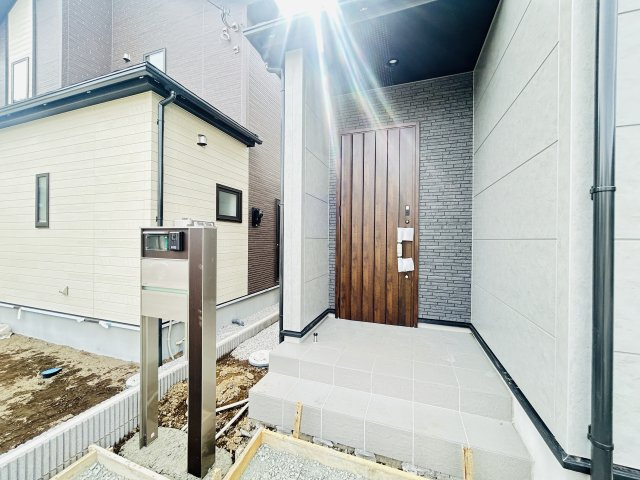 新築　みどり市大間々町大間々全3棟　Blooming　Garden　2号棟の玄関|現地写真　TVモニター付きドアホンでセキュリティも安心です！
