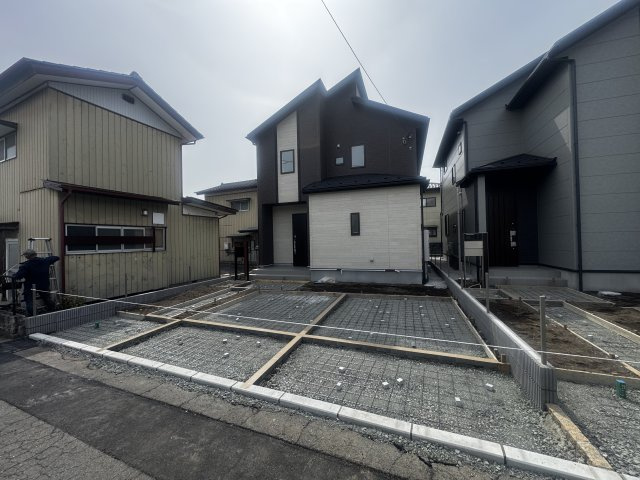 新築　みどり市大間々町大間々全3棟　Blooming　Garden　3号棟の駐車場|現地写真　駐車スペースは並列3台分可能です！
