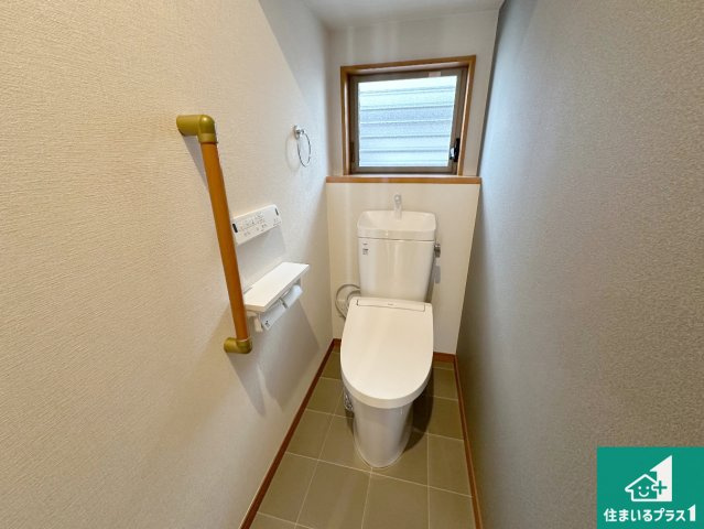 神戸市北区小倉台　中古一戸建てのトイレ|1・2階の2ヶ所にあるので、朝の忙しい時間の順番待ちもなく、深夜の利用にも大変便利です。