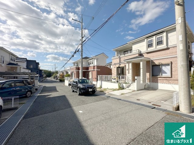 神戸市北区小倉台　中古一戸建ての前面道路含む現地写真|周辺は閑静な住宅街！前面道路広々で車の出し入れも便利です。駐車が苦手な方でも安心して車庫入れできます！