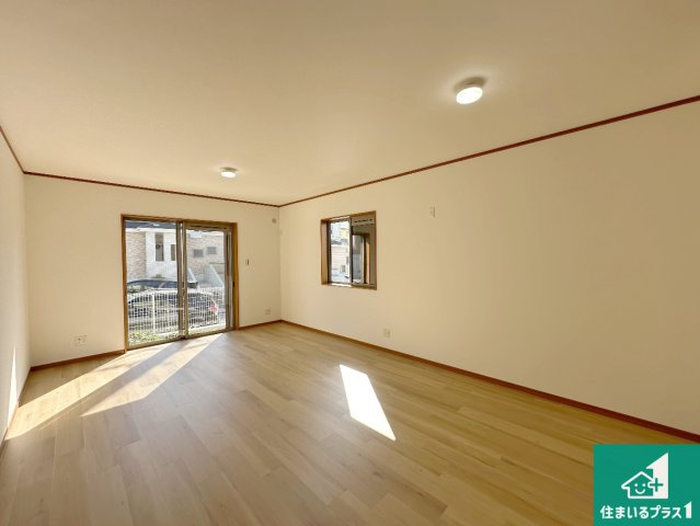 神戸市北区小倉台　中古一戸建ての居間・リビング|日当たり良好の明るいリビングで朝の目覚めもスッキリできそう！対面キッチンでご家族のコミュニケーションも自然と増える設計！小さなお子様が遊ぶスペースを作っても広々とくつろげるLDK！