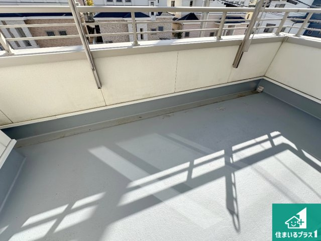 神戸市北区小倉台　中古一戸建てのバルコニー|ワイドバルコニーは洗濯物を干すスペースが広いのでご家族が多くても安心！