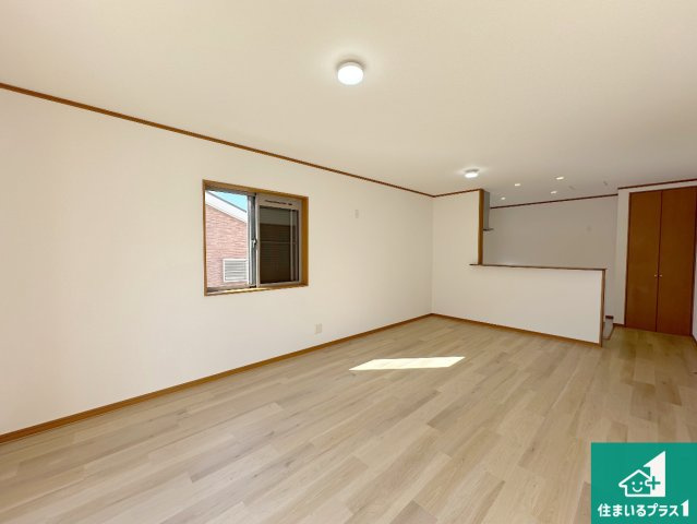 神戸市北区小倉台　中古一戸建ての居間・リビング|日当たり良好の明るいリビングで朝の目覚めもスッキリできそう！対面キッチンでご家族のコミュニケーションも自然と増える設計！小さなお子様が遊ぶスペースを作っても広々とくつろげるLDK！