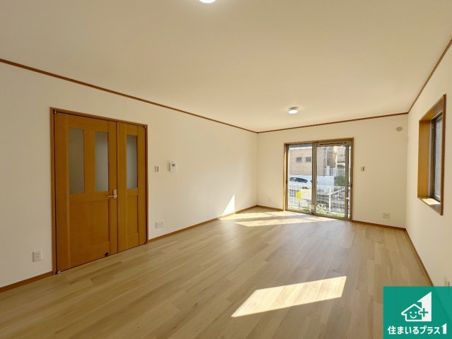 神戸市北区小倉台　中古一戸建ての居間・リビング|シンプルなリビングは、観葉植物等のインテリアを楽しめますね！パパ好みにも、ママ好みにも家具次第で雰囲気を変えることができます！