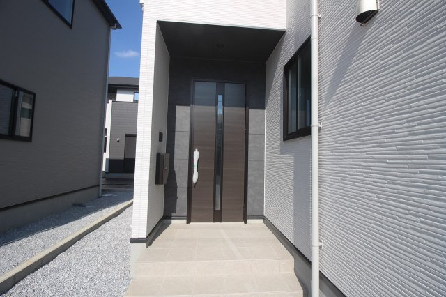 小山市城西　2期　3号棟の玄関|落ち着いたデザインの玄関ポーチ。屋根付きで雨の日も出入りしやすく、来客時も安心して迎えられます！