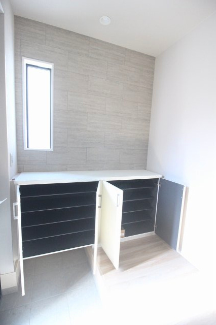 小山市城西　2期　3号棟の玄関|玄関には大容量のシューズボックスを設置。ご家族全員の靴をすっきり収納でき、玄関をきれいに保てます！