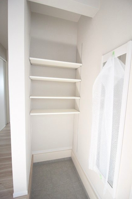 小山市城西　2期　3号棟の玄関|可動棚付きのシューズクロークを完備。靴はもちろん、ベビーカーやアウトドア用品の収納にも便利です！