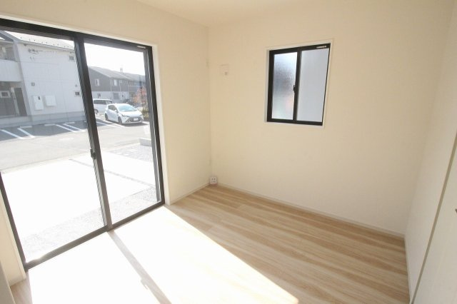 小山市城西　2期　3号棟の洋室|1階4.5帖の洋室は掃き出し窓からたっぷりの陽光が差し込み、明るく開放感のある空間です！リビングと隣接しており、客間やお子様の遊び場にも便利です。