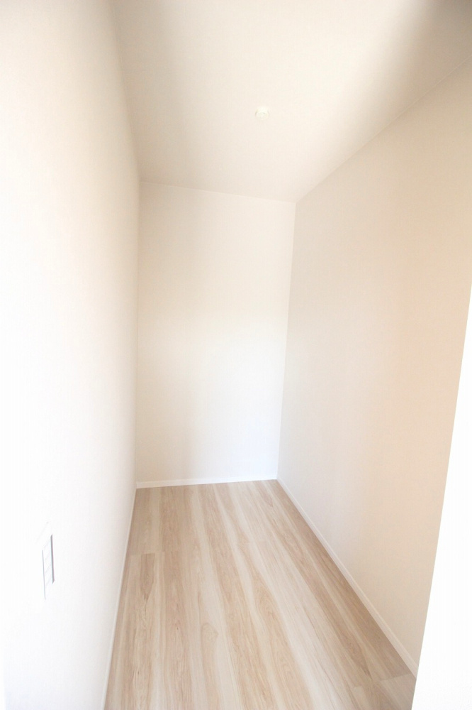 小山市城西　2期　3号棟の収納|奥行きのあるウォークインクローゼット付きで、衣類や季節物もすっきり整理できる便利な収納スペースです！