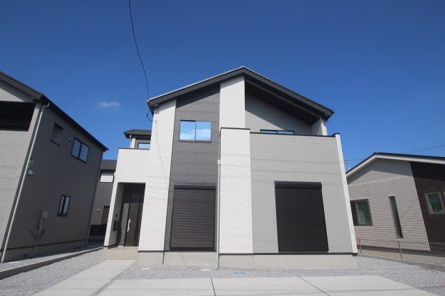 小山市城西　2期　3号棟の外観|外観です。落ち着いたツートンカラーがおしゃれなデザイン！前面には駐車スペースも確保されており、お車の出し入れもしやすく快適にお住まいいただけます。