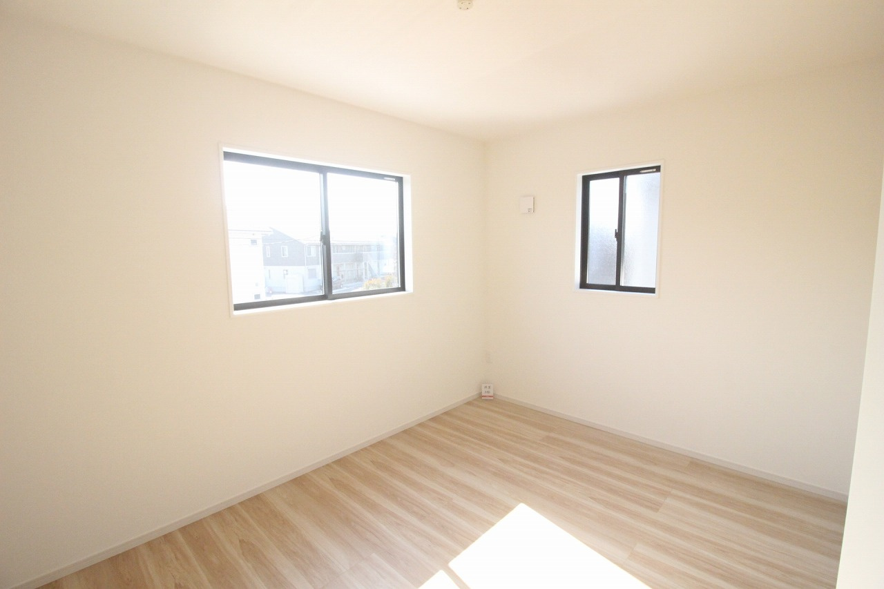 小山市城西　2期　3号棟の洋室|2階南側の6帖の洋室は二面採光で陽当たり良好！
