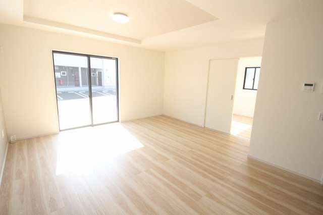 小山市城西　2期　3号棟の居間・リビング|大きな掃き出し窓から明るい光が差し込む開放的なリビング！隣接する洋室とつなげて広く使うことも可能です。