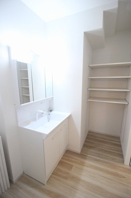 小山市城西　2期　3号棟の脱衣所|ゆとりのある脱衣スペースは洗濯や着替えもスムーズ！洗面台横に収納もあり、日用品の整理にも便利です。