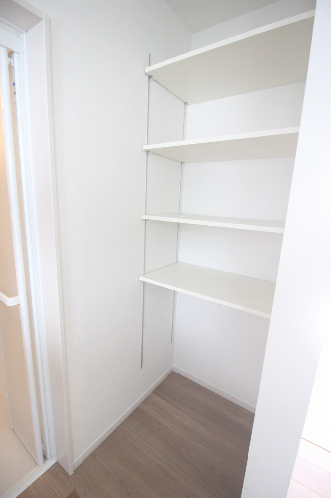 小山市城西　2期　2号棟の脱衣所|洗面脱衣所には可動棚付きの収納を設けており、タオルや日用品のストックもすっきり整理可能！用途に合わせて高さ調整できる便利な収納です。