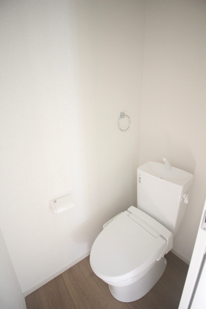 小山市城西　2期　2号棟のトイレ|1階トイレは温水洗浄便座付きで快適にご使用いただけます！シンプルで清潔感のある空間は、お掃除もしやすく日々の管理も安心です。