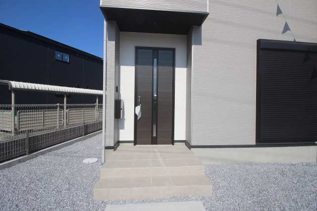 小山市城西　2期　2号棟の玄関|玄関ドアは屋根付きで、雨の日でも出入りがスムーズ！ゆとりある玄関スペースは、毎日の出入りも快適に行えます。