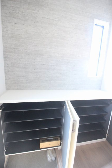 小山市城西　2期　2号棟の玄関|シューズボックスは大容量で、ご家族分の靴もすっきり収納可能！可動棚付きでブーツや高さのある靴も整理しやすく、玄関をきれいに保てます。