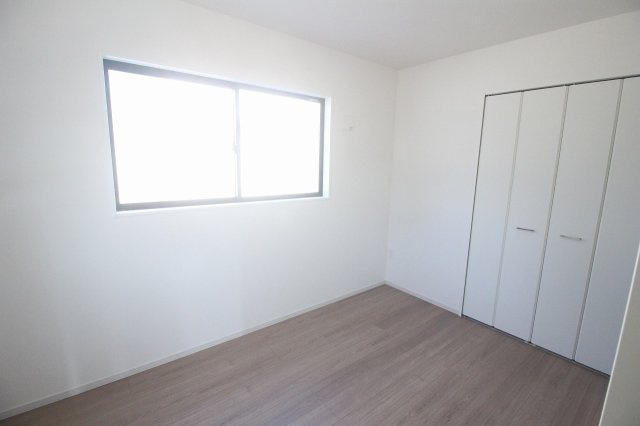 小山市城西　2期　2号棟の洋室|1階5帖洋室です。大きな窓から自然光が入り、明るく心地よい空間！クローゼット付きで収納も充実しており、寝室や書斎など幅広く活用できます。