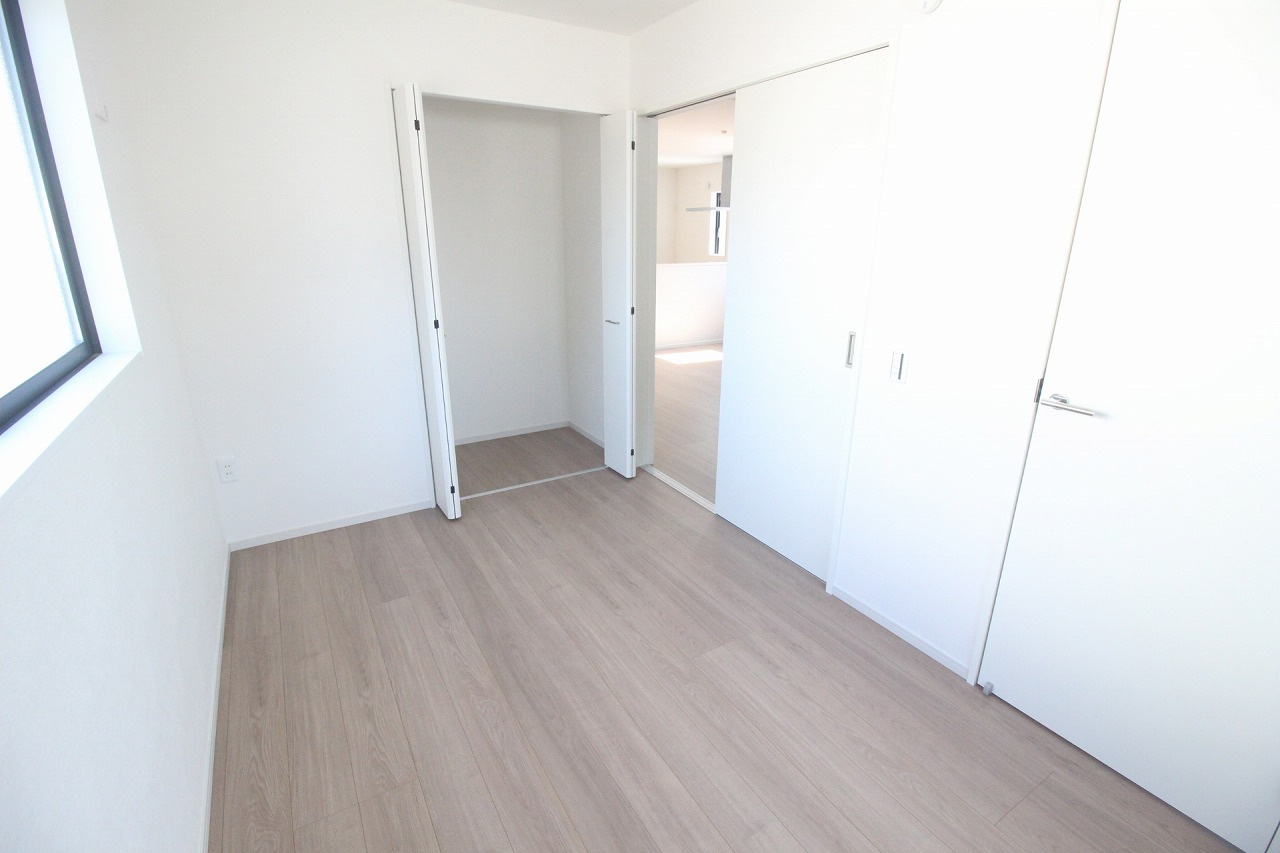 小山市城西　2期　2号棟の洋室|リビングに隣接しているため、ご家族との距離を感じながら過ごせます！お子様の遊び場や在宅ワークスペースとしても便利にお使いいただけます。