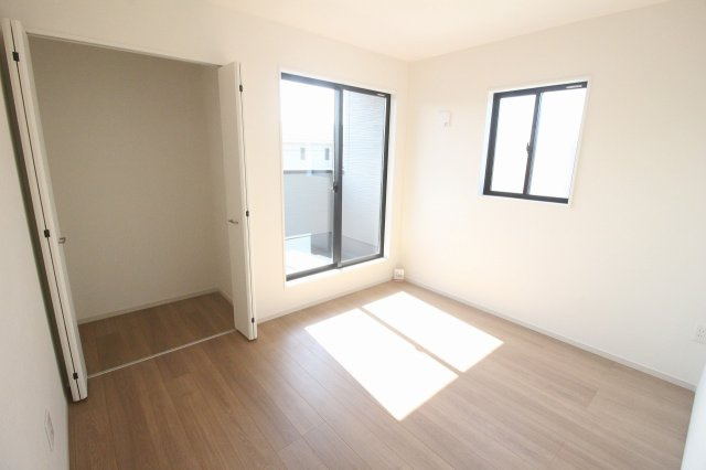 小山市城西　2期　2号棟の子供部屋|2階西側5.5帖洋室です。バルコニーに面した明るいお部屋で、陽当たり・風通しともに良好！クローゼット付きで収納も充実しており、子ども部屋にもおすすめです。