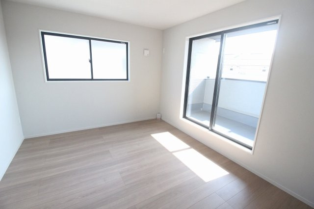 小山市城西　2期　2号棟の寝室|2階東側10.5帖主寝室です。バルコニーに面した大きな窓からたっぷりと光が差し込む、明るく開放的なお部屋！ゆとりの広さでベッドを置いても余裕があります。