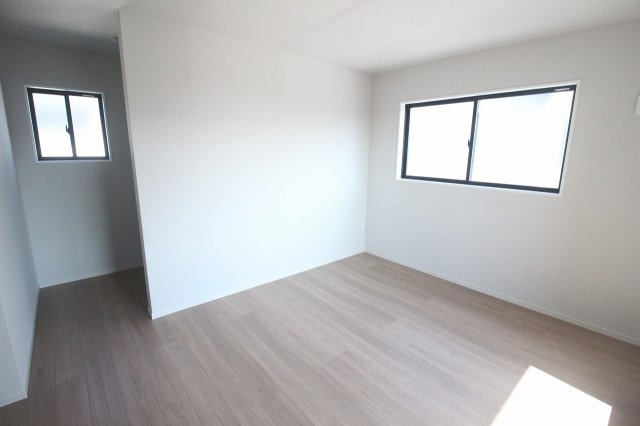 小山市城西　2期　2号棟の寝室|広々とした空間は、ご夫婦の寝室としてはもちろん、ワークスペースを併設するなど多目的に活用可能！快適にお過ごしいただけます。