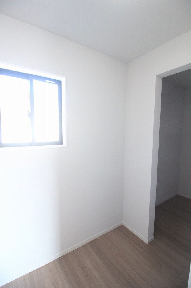 小山市城西　2期　2号棟の寝室|主寝室には便利なフリースペース付き！収納や書斎コーナーなど、ライフスタイルに合わせて自由に使える便利な空間です。