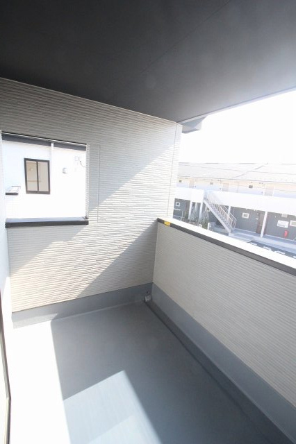 小山市城西　2期　2号棟のバルコニー|バルコニーは陽当たり良好で、洗濯物も気持ちよく乾きます！主寝室から直接出入りできるため、毎日の家事もスムーズに行えます。