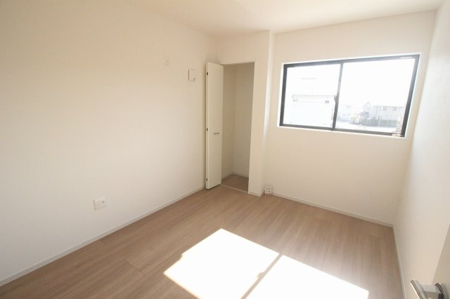 小山市城西　2期　2号棟の洋室|2階南側5.1帖洋室です。窓からやさしい陽光が差し込む、明るく過ごしやすいお部屋！クローゼット付きで収納も確保されており、子ども部屋や書斎にもおすすめです。