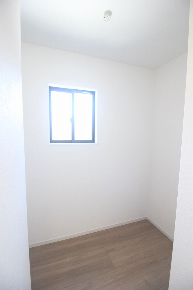 小山市城西　2期　2号棟の収納|2階フリースペースです。窓付きで明るく、収納やワークスペースなど多目的に活用できます！ライフスタイルに合わせて自由に使える便利な空間です。