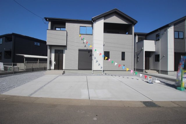 小山市城西　2期　2号棟の駐車場|駐車スペースです。並列で複数台駐車可能なゆとりの広さ！コンクリート施工済みでお手入れも簡単。来客時の駐車やご家族の複数台所有にも安心して対応できます。