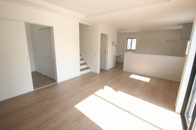 小山市城西　2期　2号棟の居間・リビング|1階LDK18.2帖です。南側の大きな掃き出し窓からたっぷり光が入り、明るく開放感のある空間！キッチンや階段への動線もスムーズで、ご家族の会話も自然と増えます。