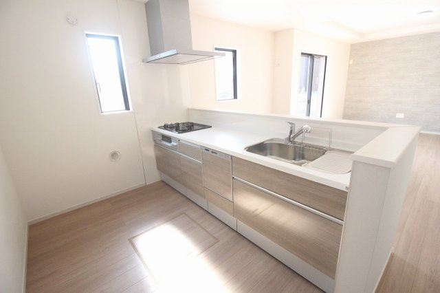 小山市城西　2期　2号棟のキッチン|リビング全体を見渡せる配置で、ご家族との会話を楽しみながらお料理ができます！作業スペースも広く、毎日の家事が快適に進みます。