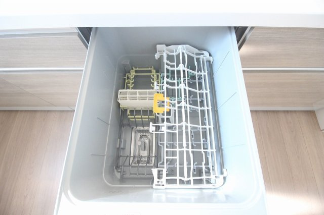 小山市城西　2期　2号棟のキッチン|ビルトイン食洗機付きで、後片付けの負担を軽減！手洗いより節水効果もあり、忙しい毎日の家事をしっかりサポートしてくれる便利な設備です。