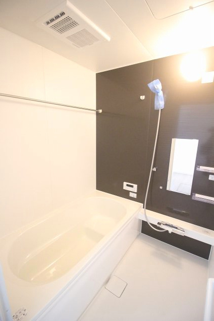 小山市城西　2期　2号棟の浴室|落ち着いたアクセントパネルがおしゃれな空間を演出！ゆったりとした浴槽で、一日の疲れをしっかり癒せるリラックスタイムをお過ごしいただけます。