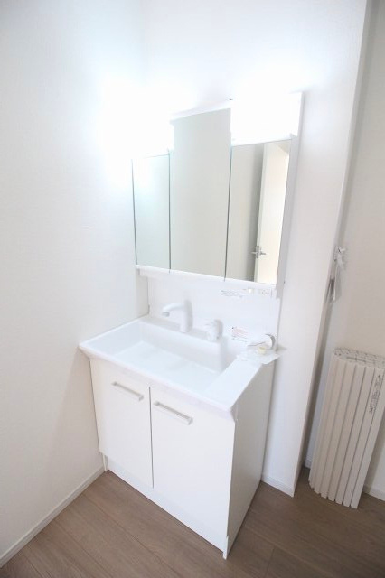 小山市城西　2期　2号棟の独立洗面台|三面鏡付きで身だしなみチェックも快適！収納スペースも充実しており、洗面用品をすっきり整理できます。