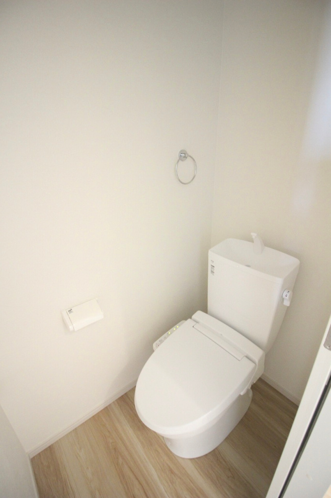 小山市城西　2期　3号棟のトイレ|1階トイレは清潔感のある明るい空間！温水洗浄便座付きで快適に使えます。来客時にも安心してお使いいただけます。