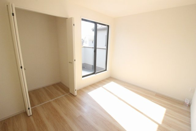小山市城西　2期　3号棟の子供部屋|2階西側の6帖の洋室はバルコニーに面した大きな窓から明るい陽光が差し込む快適なお部屋です！収納付きで、主寝室やお子様のお部屋としても使いやすい広さです。