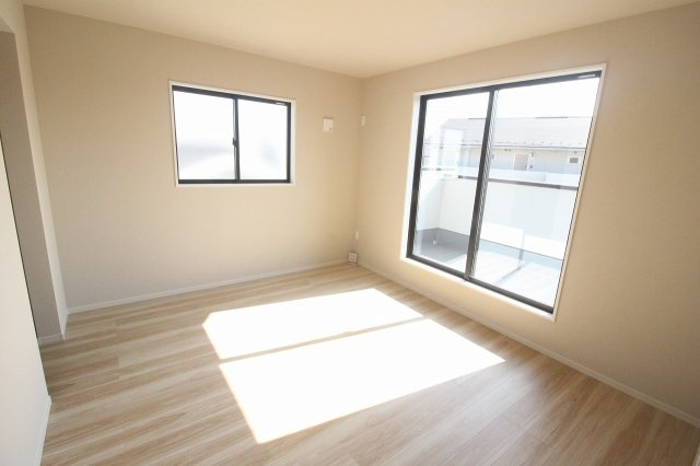 小山市城西　2期　3号棟の寝室|2階東側の8.8帖の洋室は大きな掃き出し窓からたっぷり光が差し込む、明るく開放的な主寝室にぴったりの空間です！