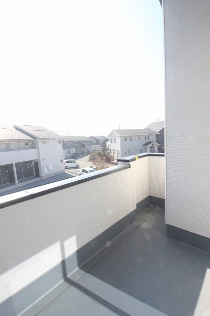 小山市城西　2期　3号棟のバルコニー|南向きバルコニーに面しており、洗濯物もよく乾く日当たり良好なプライベート空間です！