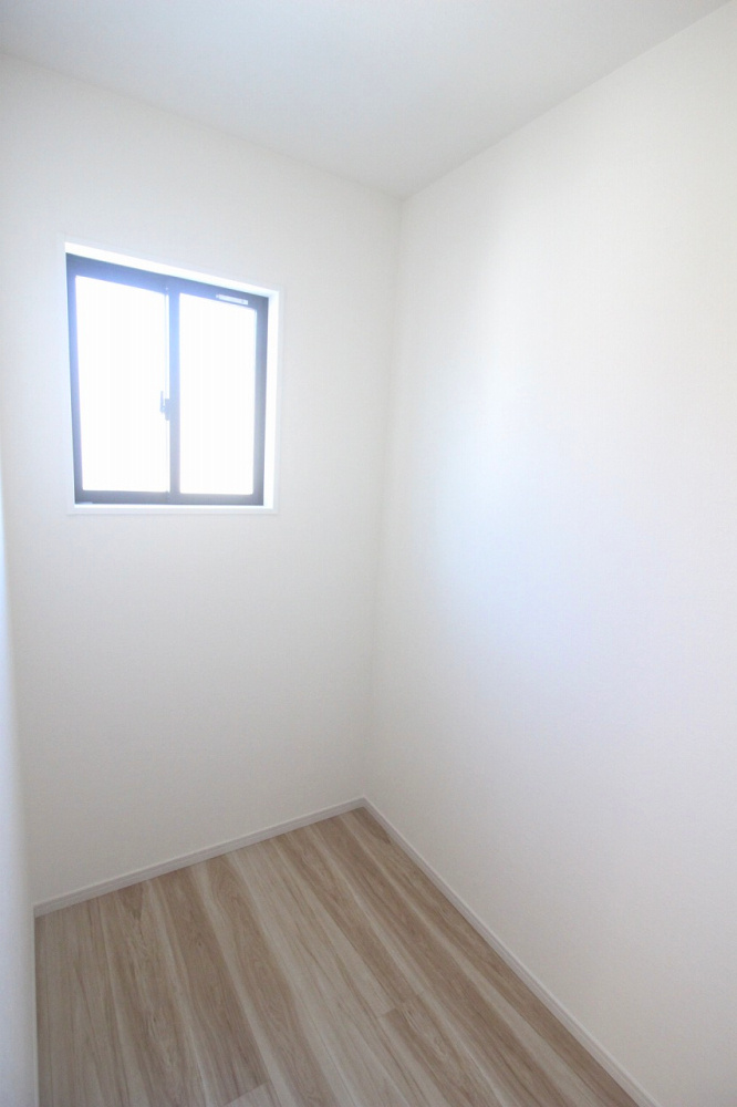 小山市城西　2期　3号棟の収納|2階には便利なフリースペースをご用意。収納や書斎、テレワークスペースなど多目的に活用できます！