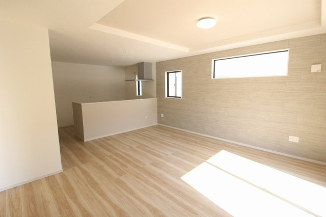 小山市城西　2期　3号棟の居間・リビング|1階LDK18帖です。折り上げ天井とアクセントクロスがおしゃれな空間！対面キッチンでご家族との会話も楽しめます。