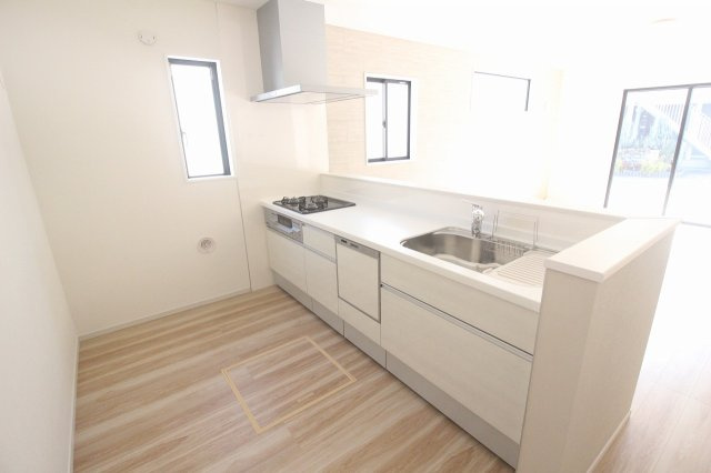 小山市城西　2期　3号棟のキッチン|対面式キッチンはリビング全体を見渡せて安心！作業スペースも広く、毎日の料理がはかどります。