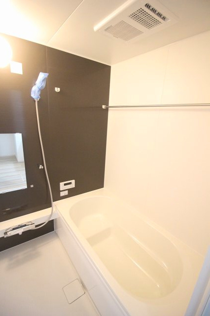 小山市城西　2期　3号棟の浴室|落ち着いたアクセントパネルがおしゃれな浴室！浴室乾燥機付きで、雨の日の洗濯やカビ対策にも活躍します。