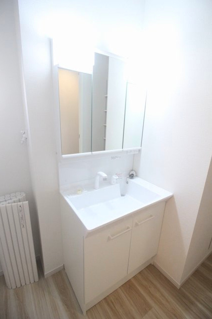 小山市城西　2期　3号棟の独立洗面台|三面鏡付き洗面化粧台は収納力もあり、洗面まわりをすっきり保てます！明るく清潔感のある空間です。