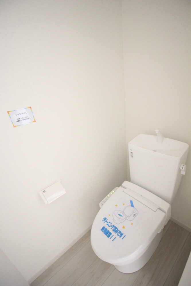 小山市城西　2期　1号棟のトイレ|1階トイレは温水洗浄便座付きで、快適にご利用いただけます！シンプルで清潔感のある空間で、来客時にも安心して使えます。