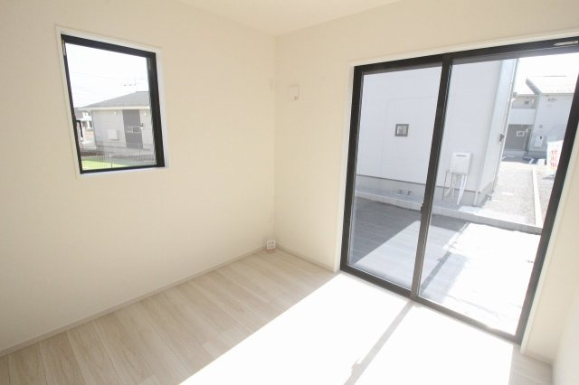 小山市城西　2期　1号棟の洋室|1階4.5帖洋室は大きな掃き出し窓から光が入る明るい空間！テラスへも出入りでき、開放感があります！