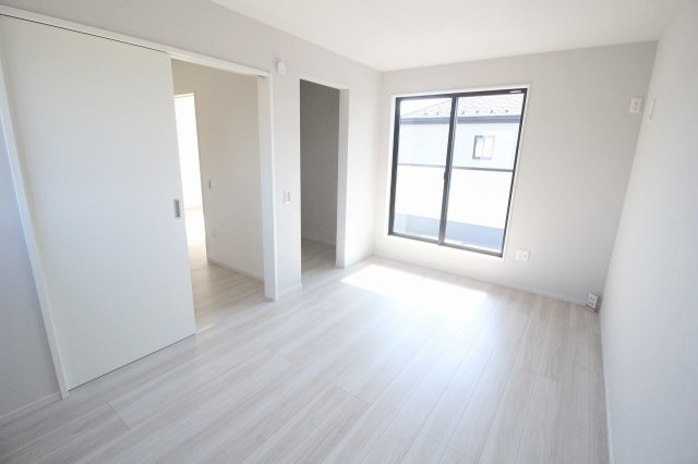 小山市城西　2期　1号棟の寝室|2階西側8.4帖主寝室。大きな窓からたっぷり光が入り、ゆとりある広さでベッドを置いても余裕のある落ち着いた空間です！