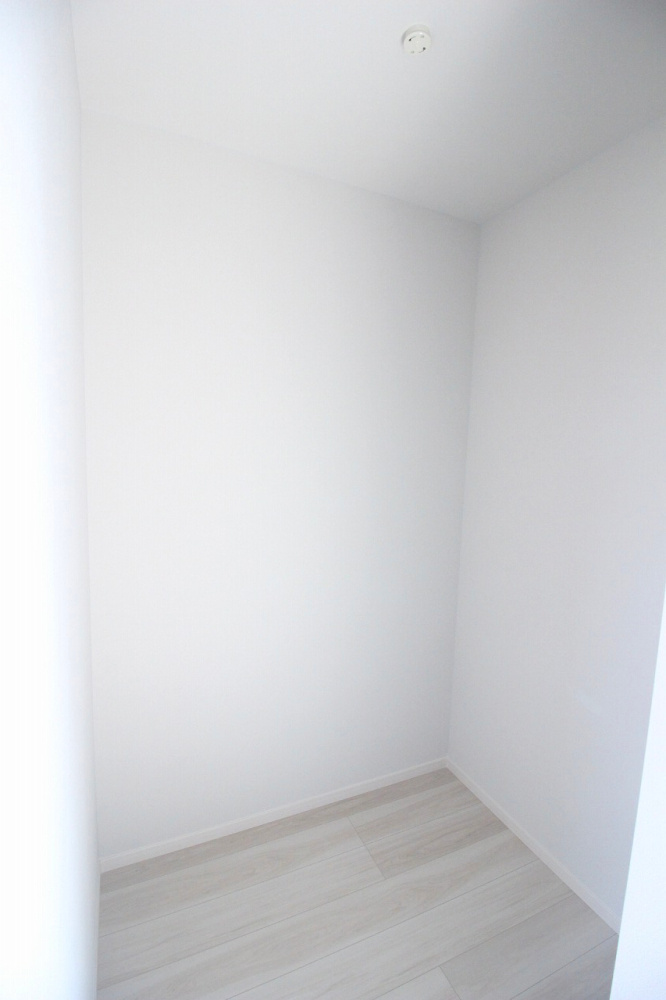 小山市城西　2期　1号棟の収納|2階西側8.4帖洋室のウォークインクロゼット。ハンガーパイプと棚付きで衣類や季節物もすっきり収納できる便利な空間です！